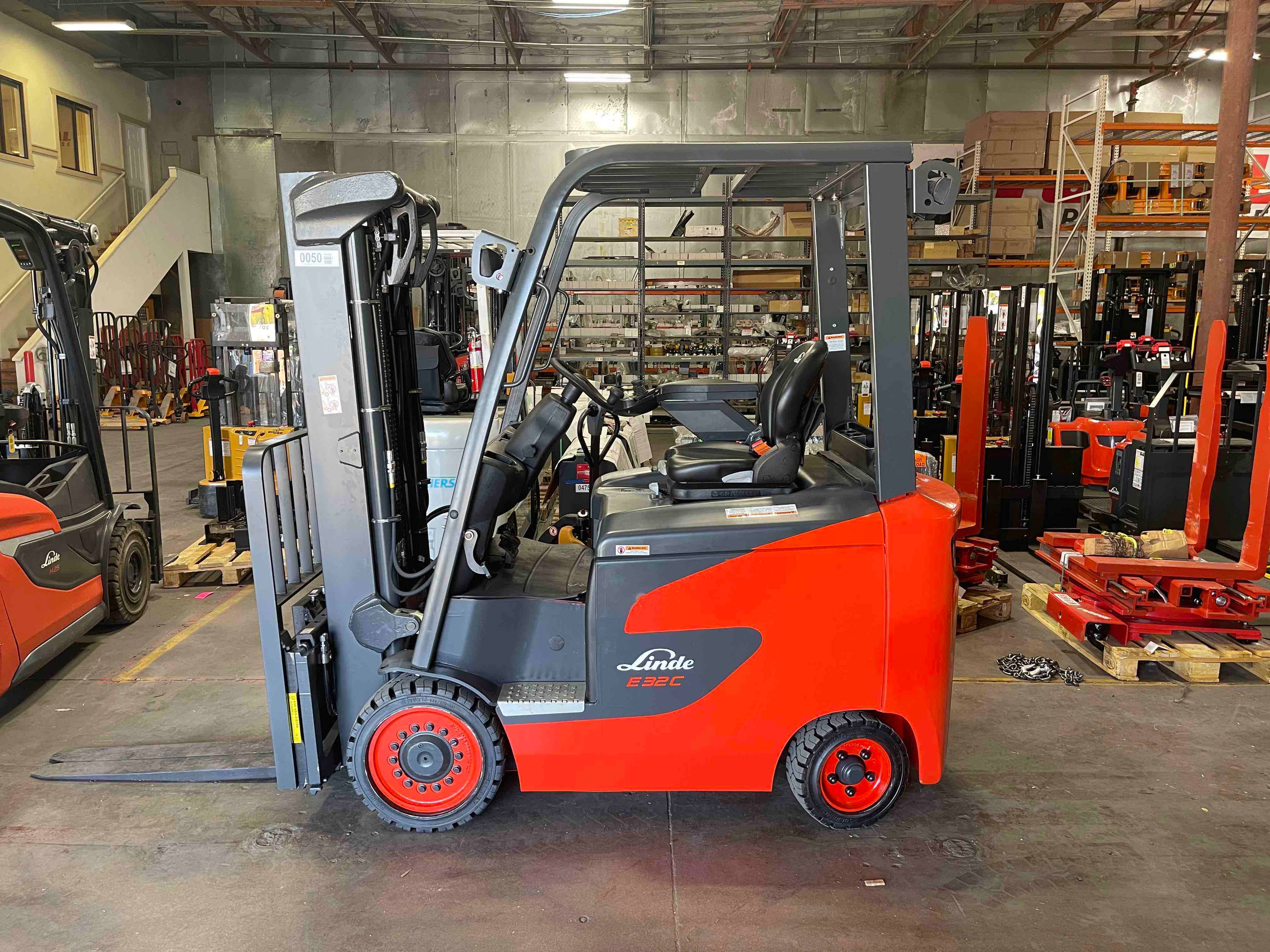 LINDE E32CL_1347-FT Electric Sit Down 4 Wheel forklift, 6500 capacity, 186 lift height. Serial A11347L00050, Year 2022.
