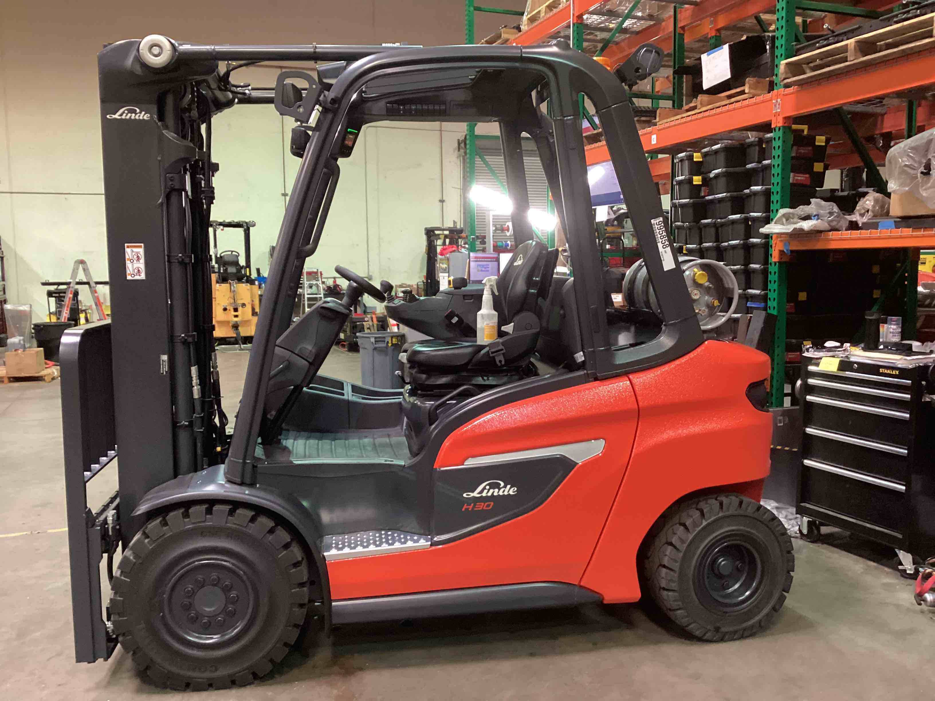 LINDE H30T_1202 LPG Pneumatic forklift, 6000 capacity, 196 lift height. Serial H21202Y07533, Year 2021.