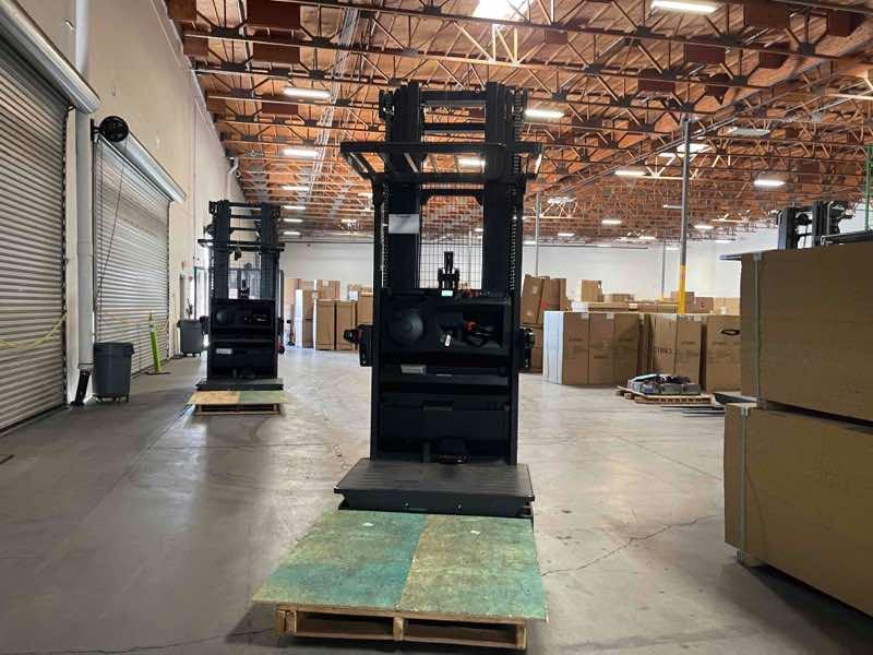Main Image Linde V15P_5215-WG Electric Order Picker, photo 4 of 4