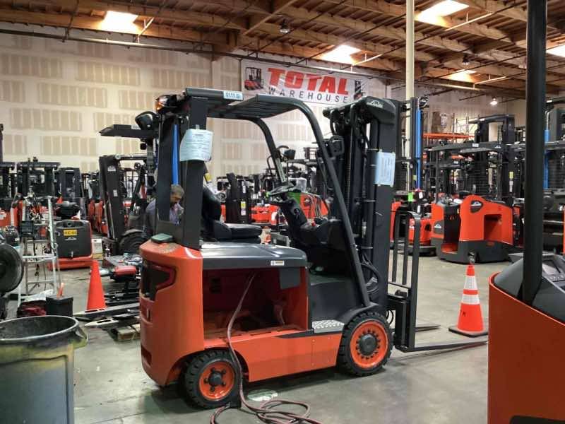LINDE E25C_1347 Electric Sit Down 4 Wheel forklift, 5000 capacity, 204 lift height. Serial A11347L00111, Year 2022.