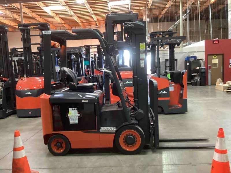 LINDE E25C_1347 Electric Sit Down 4 Wheel forklift, 5000 capacity, 204 lift height. Serial A11347L00157, Year 2022.