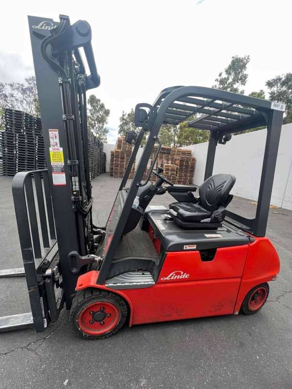 LINDE E204WC_346-20 Electric Sit Down 4 Wheel forklift, 4000 capacity, 209 lift height. Serial A1Y346L00841, Year 2022.