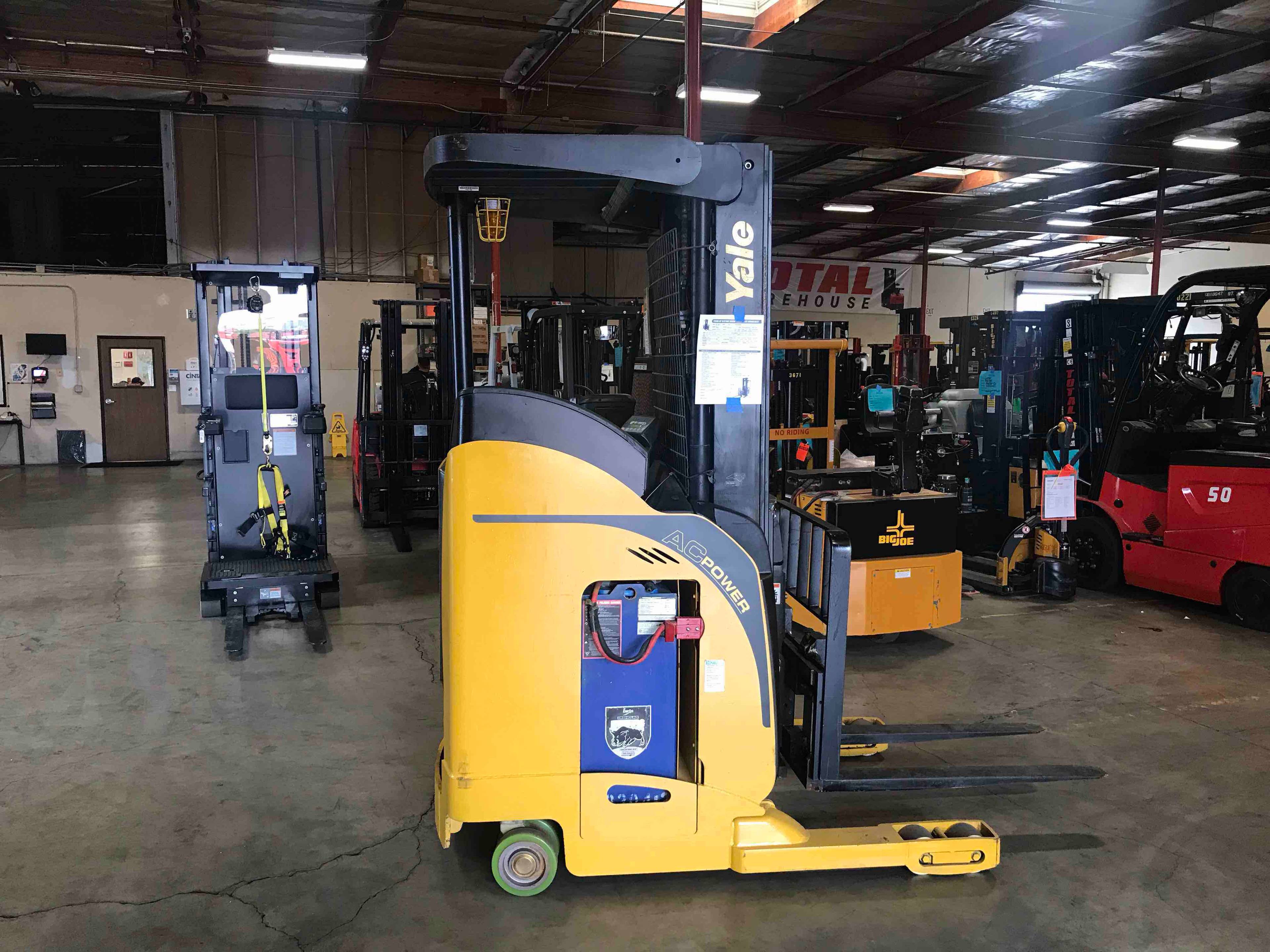 YALE NR040 Stand Up Reach forklift, 4000 capacity, 203 lift height. Serial A295N02263E, Year 2007.