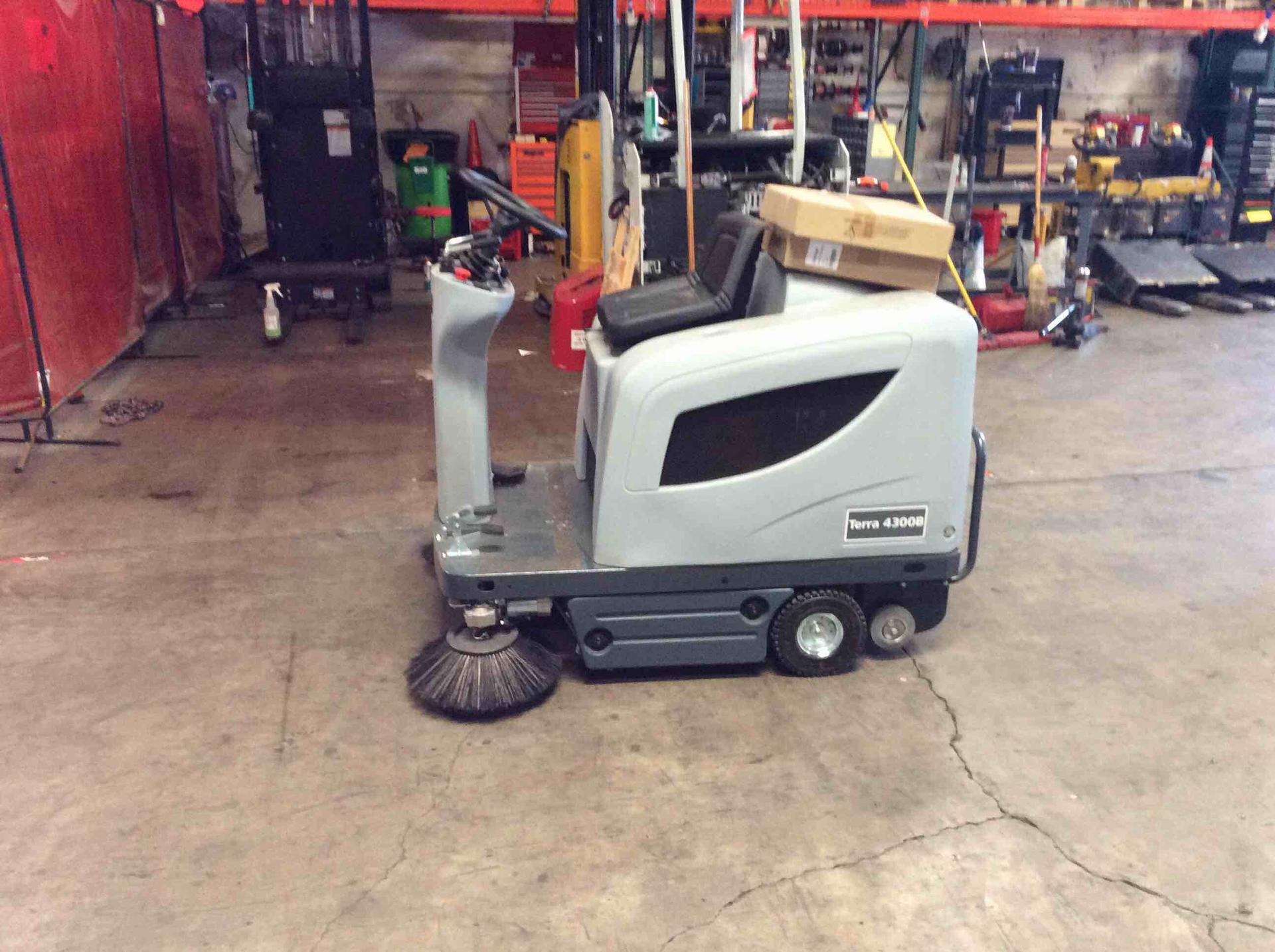 Main Image Nilfisk Advance 4300B Scrub-Utility, photo 4 of 4