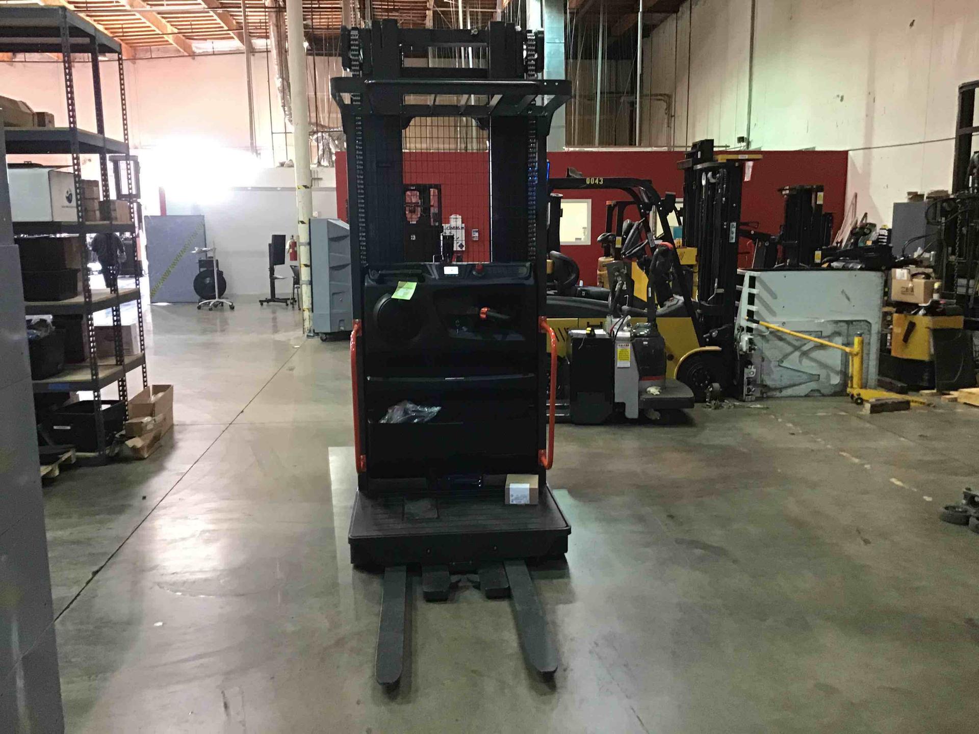 Main Image Linde V15P_5215 Electric Order Picker, photo 2 of 4