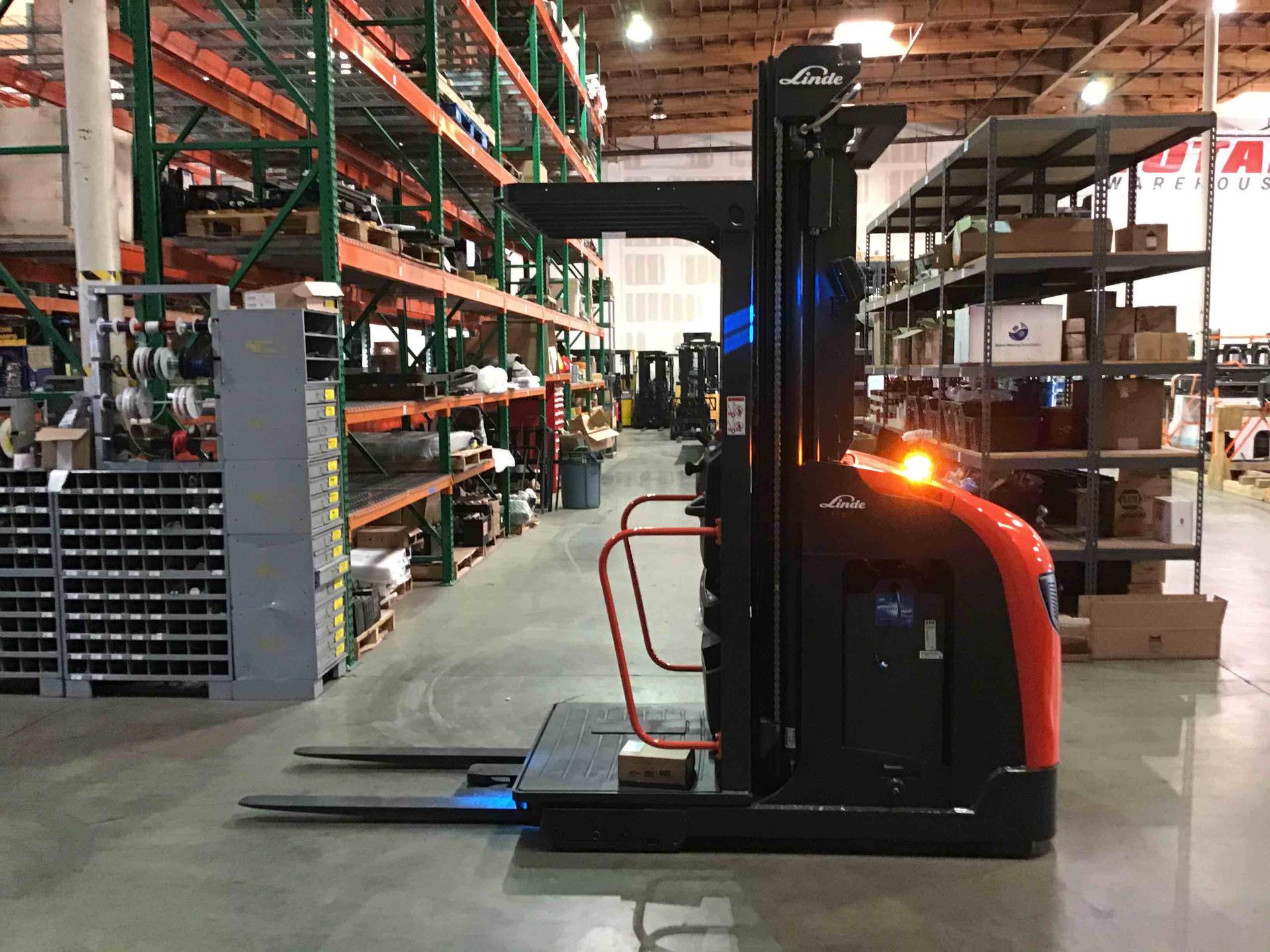 Main Image Linde V15P_5215 Electric Order Picker, photo 3 of 4