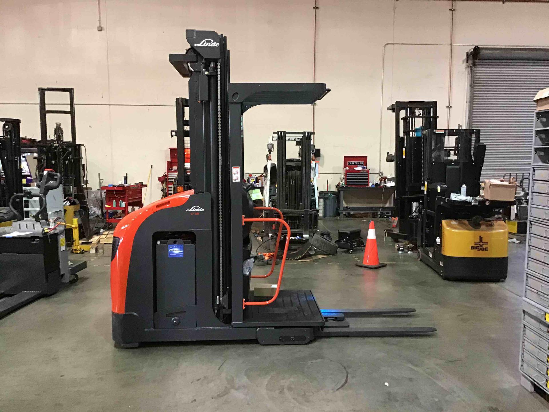 Main Image Linde V15P_5215 Electric Order Picker, photo 4 of 4