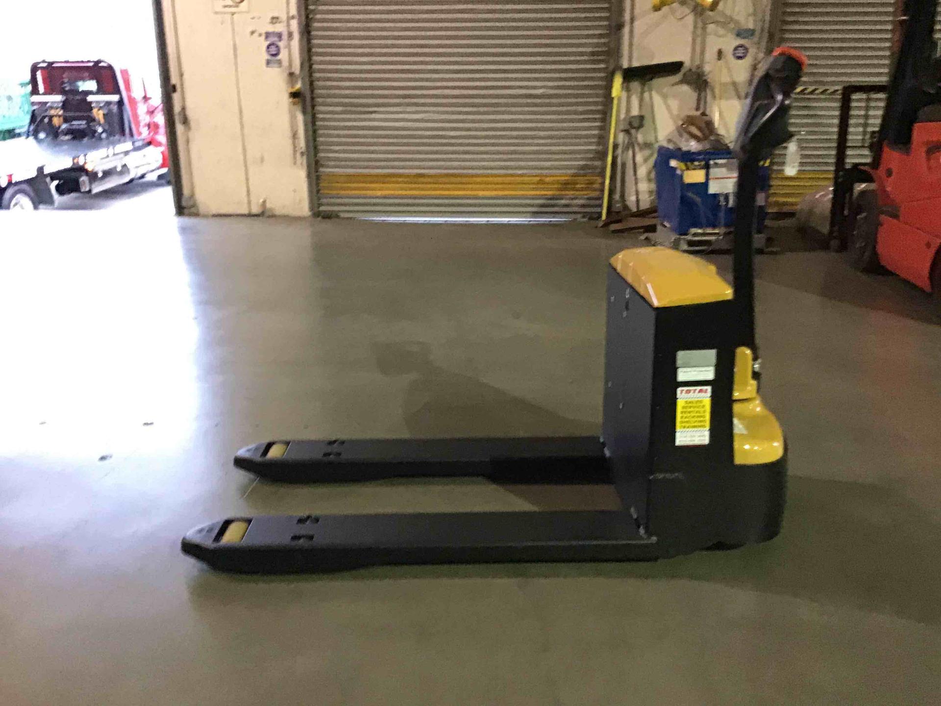 Main Image Big Joe LPT-44 27X48 Electric Pallet Jack (Lithium), photo 4 of 4