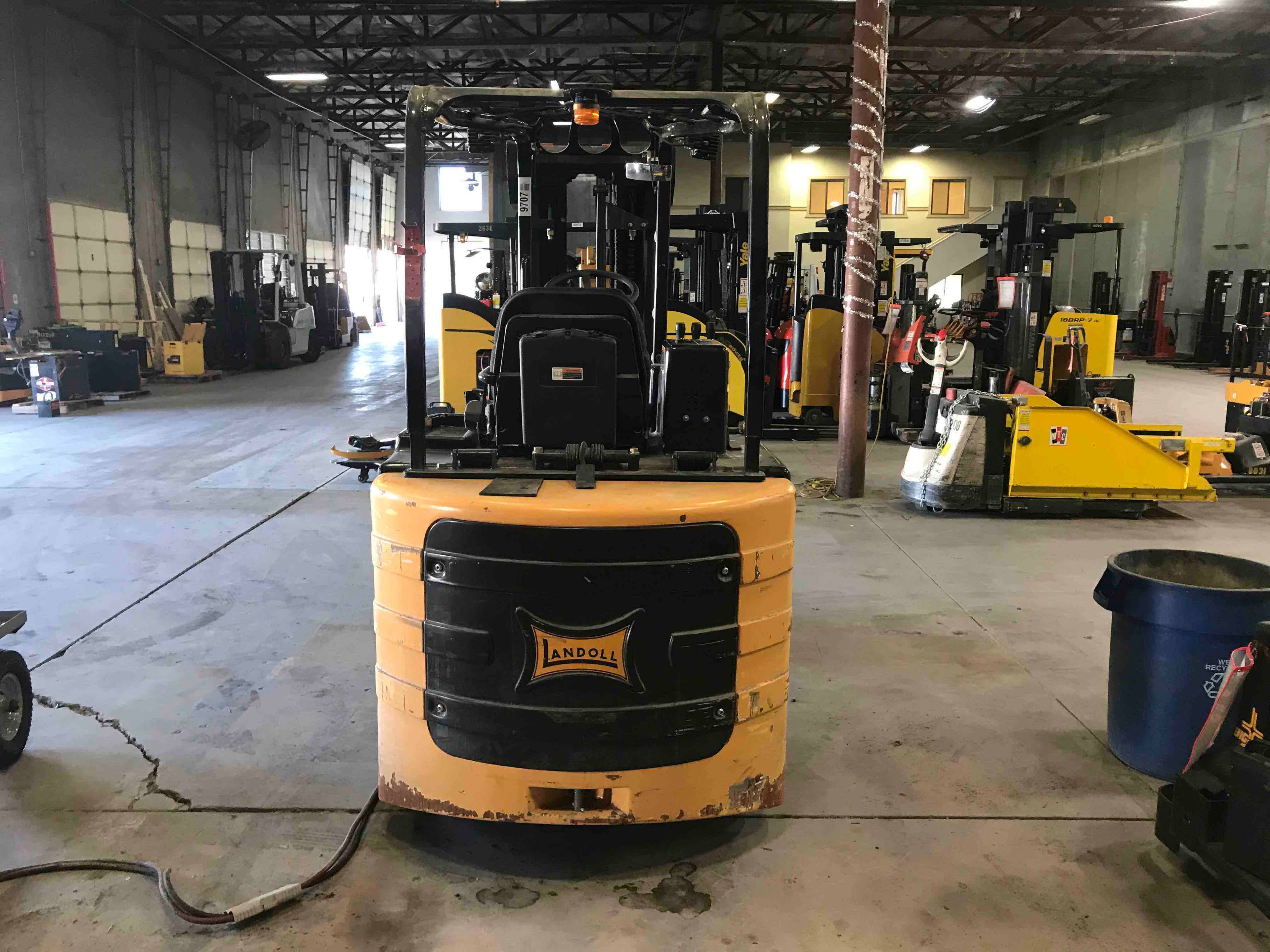 BENDI B40AC VNA forklift, 4000 capacity, 258 lift height. Serial B40/48AC/DS-1606G-09707, Year 2016.