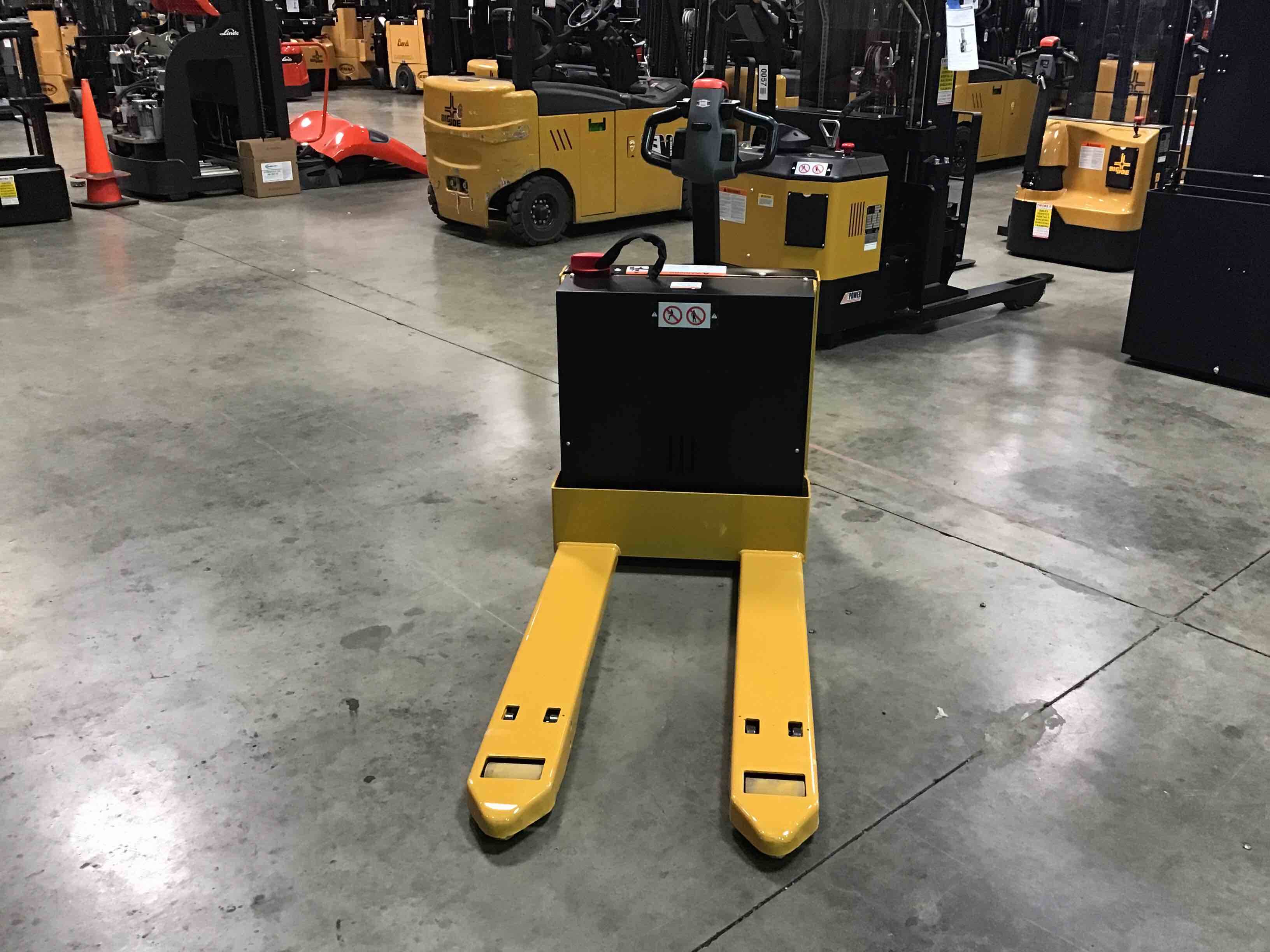 BIG JOE WPT-45 27X48 Walkie Jack forklift, 4500 capacity, 7.75 lift height. Serial 3292100017, Year 2021.