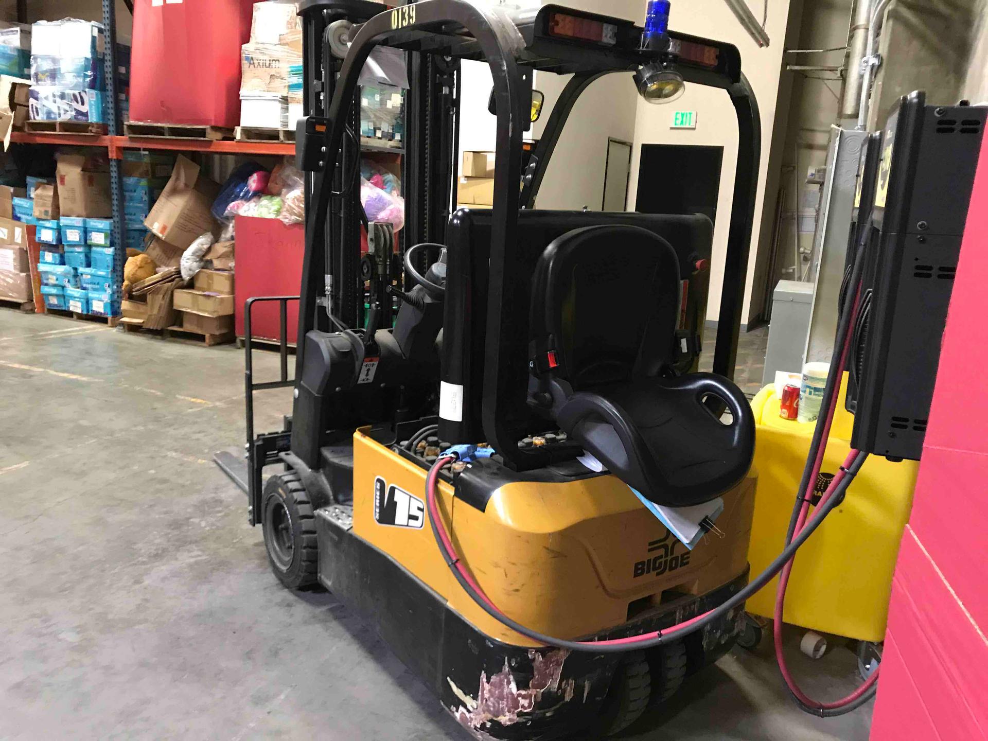 Main Image Big Joe V15-197 Electric Sit Down 3 Wheel, photo 4 of 4