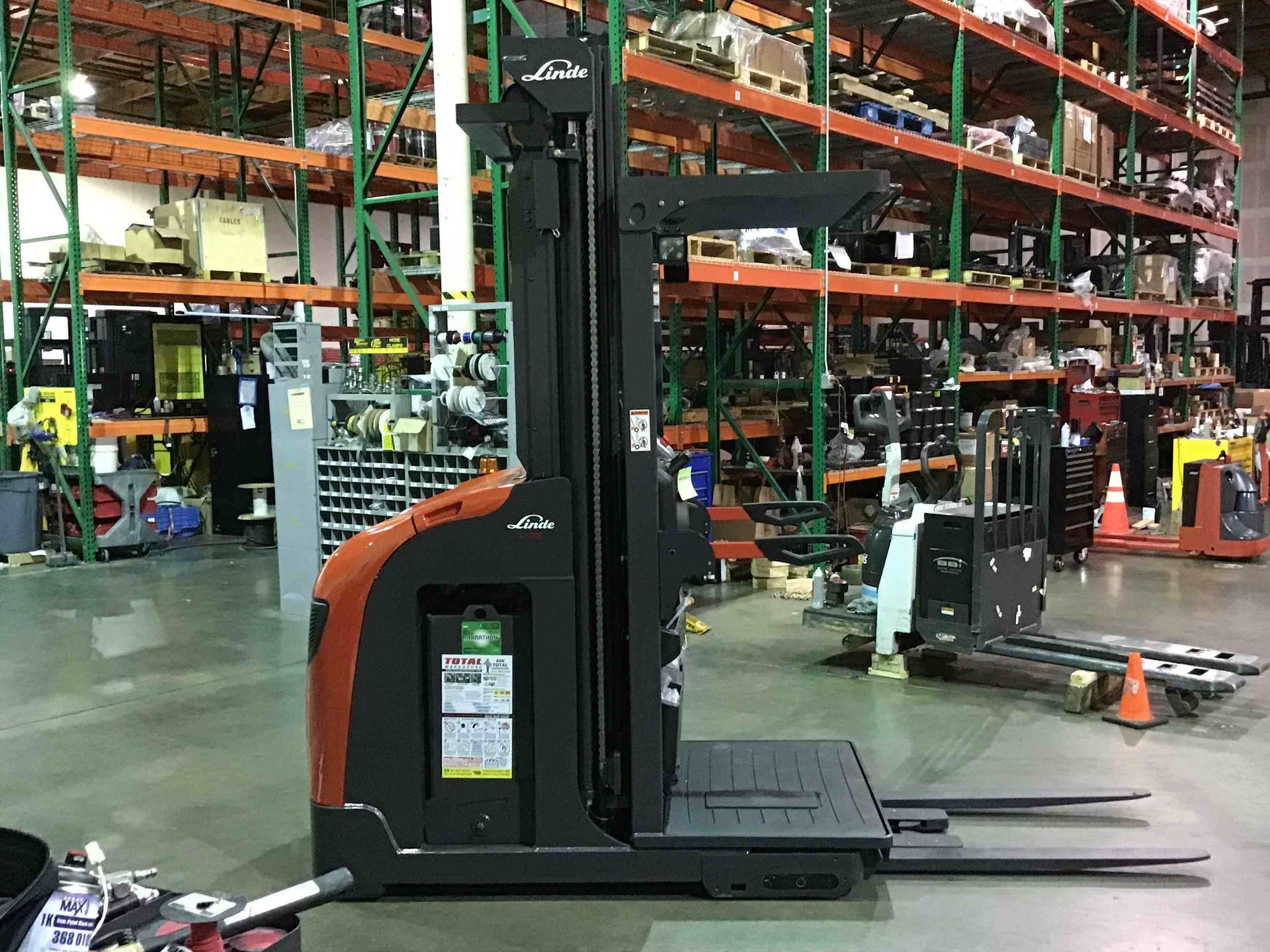 Main Image Linde V15P_5215-WG Electric Order Picker, photo 3 of 4