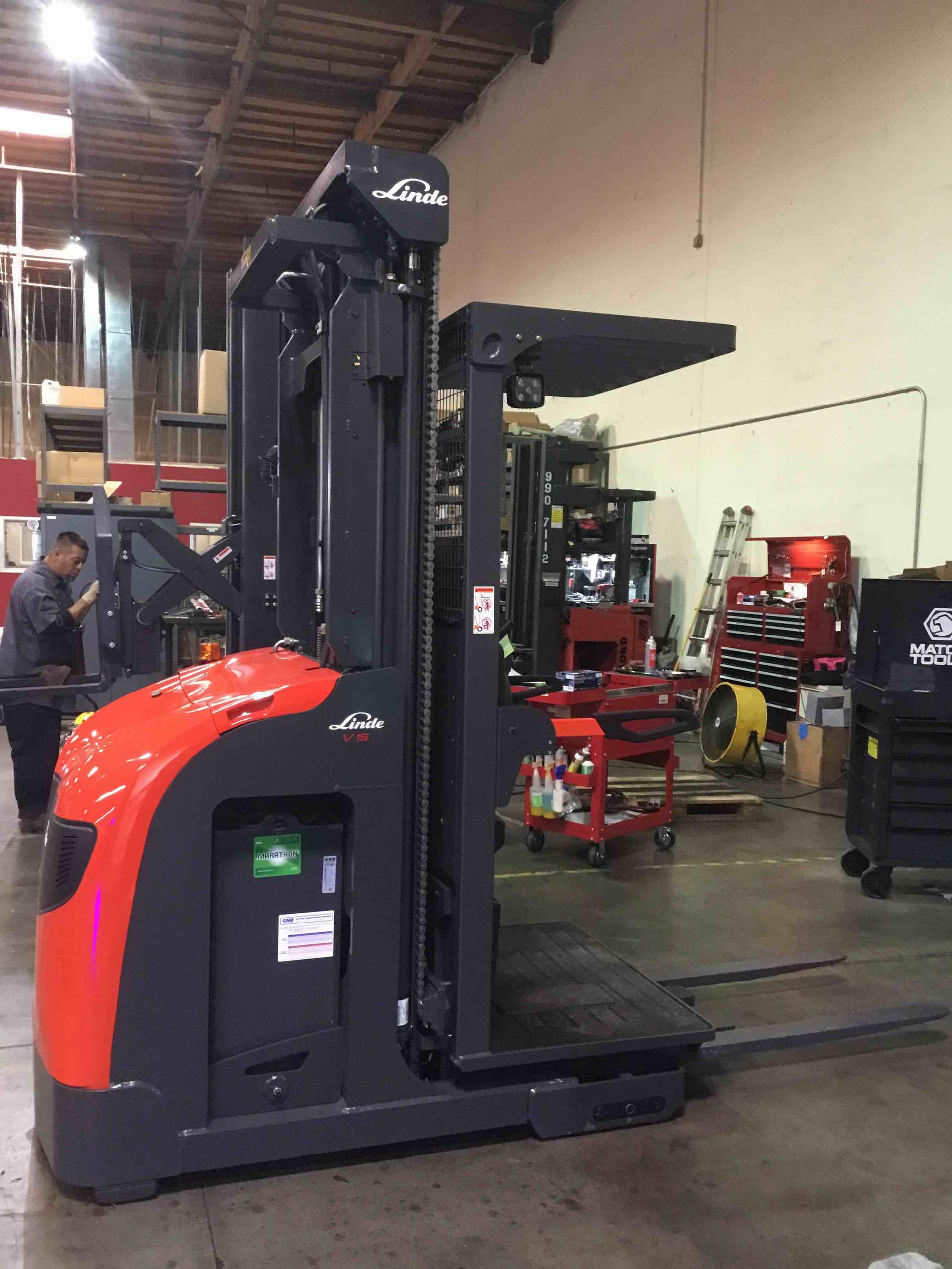 Main Image Linde V15P_5215-WG Electric Order Picker, photo 2 of 4