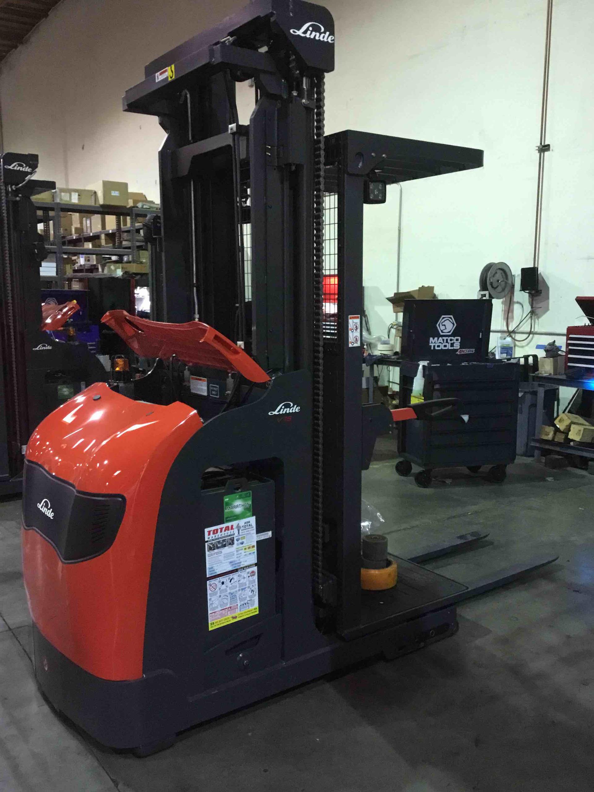 Main Image Linde V15P_5215 Electric Order Picker, photo 2 of 4