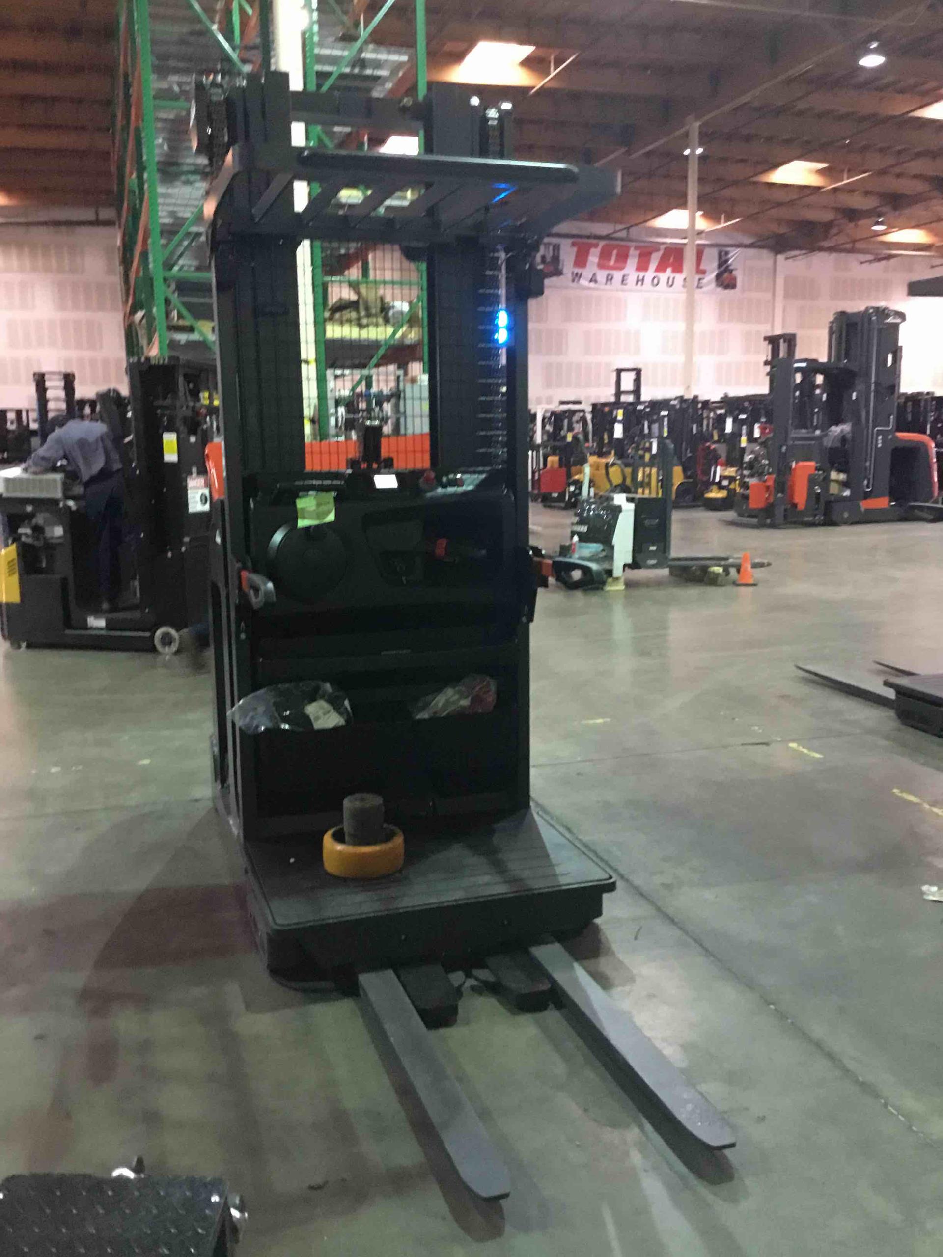 Main Image Linde V15P_5215 Electric Order Picker, photo 3 of 4