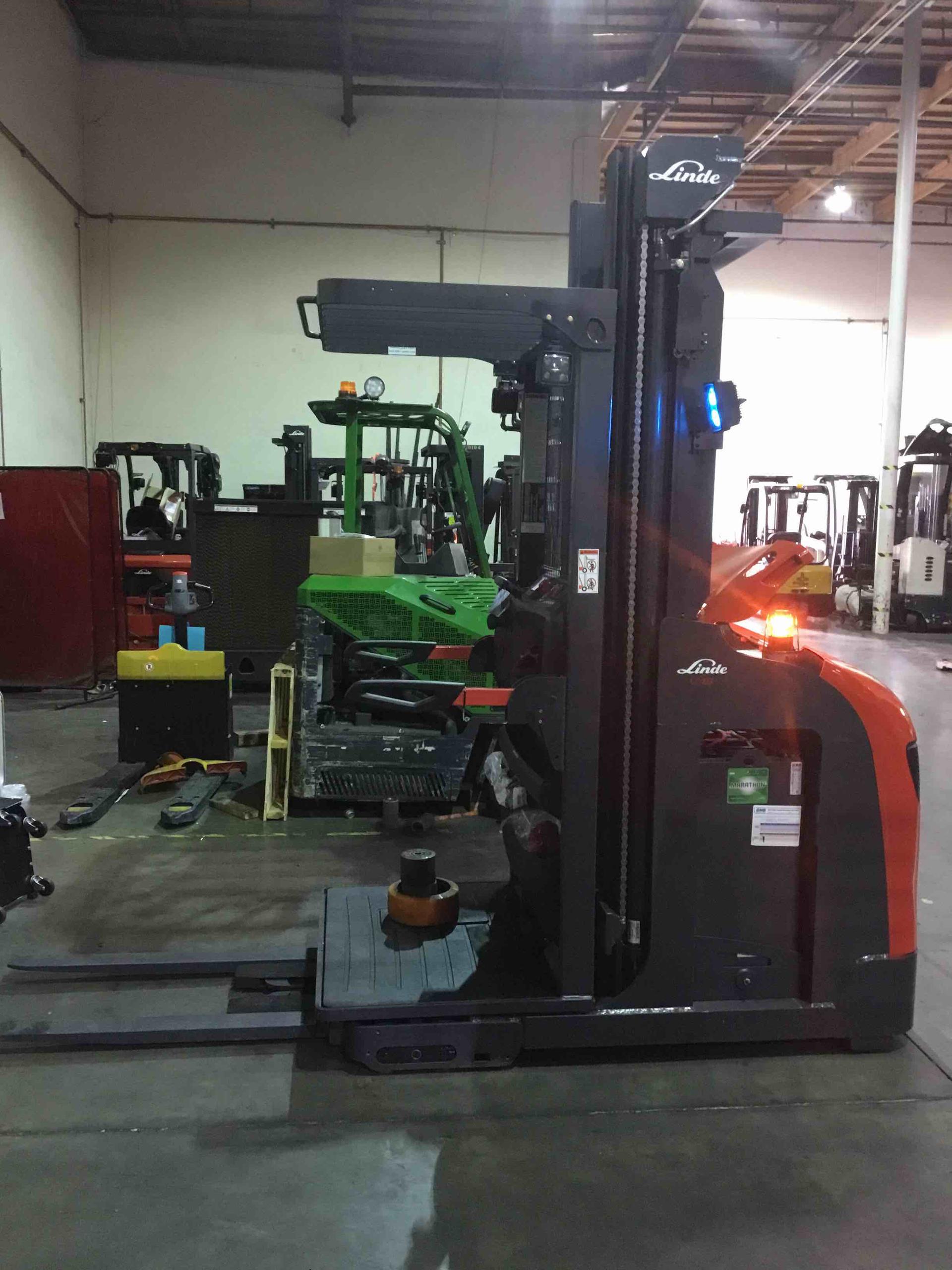 Main Image Linde V15P_5215 Electric Order Picker, photo 4 of 4