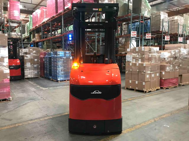 LINDE V15P_5215 Electric Order Picker forklift, 3000 capacity, 240 lift height. Serial C25215X00141, Year 2021.
