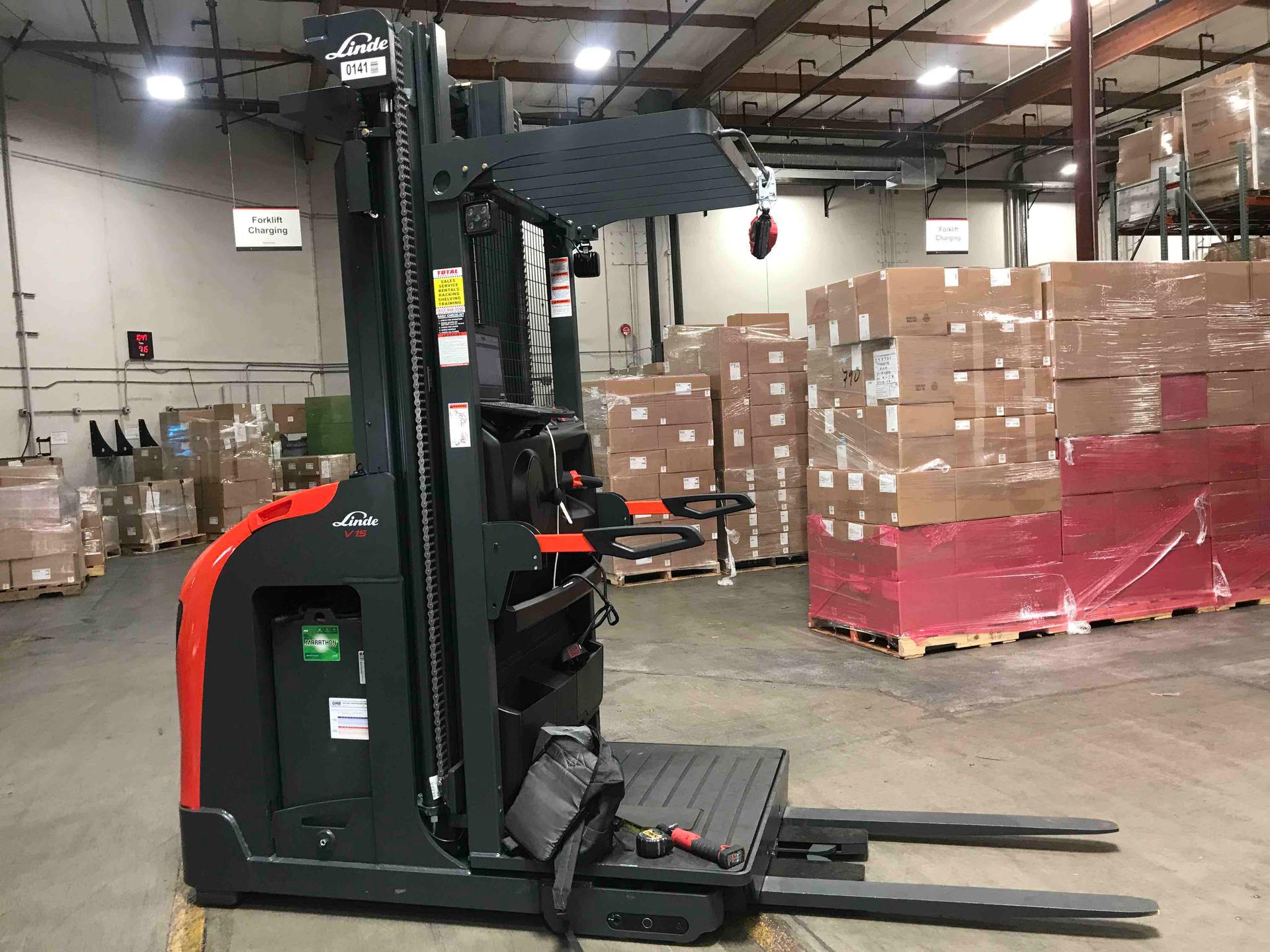 Main Image Linde V15P_5215 Electric Order Picker, photo 3 of 4