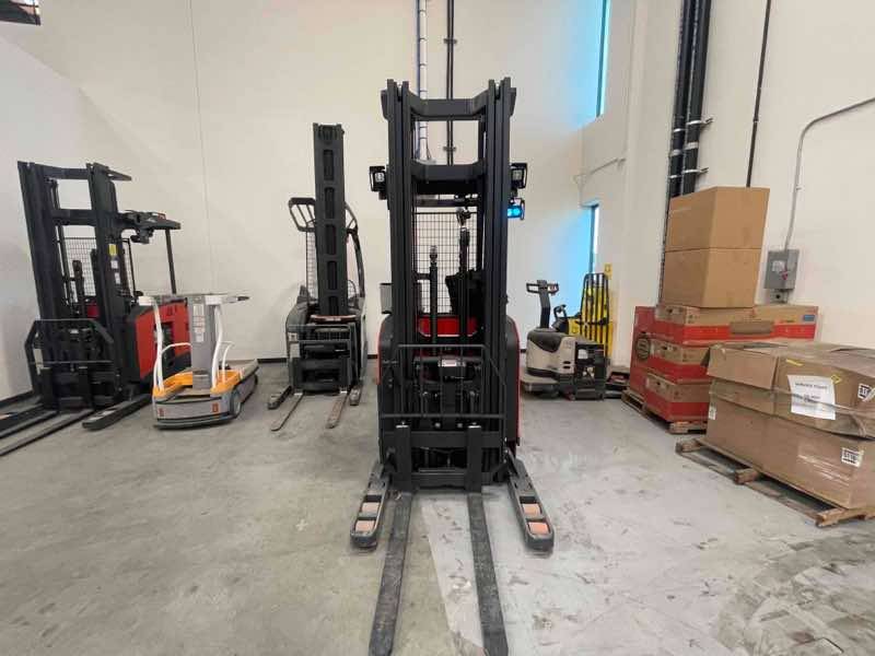 LINDE R17SX_5195 Stand Up Reach forklift, 3500 capacity, 258 lift height. Serial C25195Y00208, Year 2021.