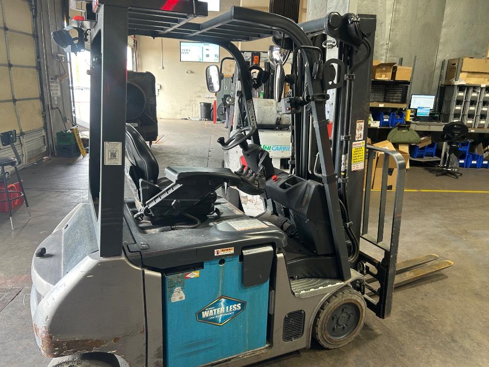 Main Image Linde E204WC_346-20 Electric Sit Down 4 Wheel, photo 2 of 4