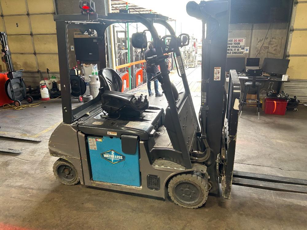 Main Image Linde E204WC_346-20 Electric Sit Down 4 Wheel, photo 2 of 5