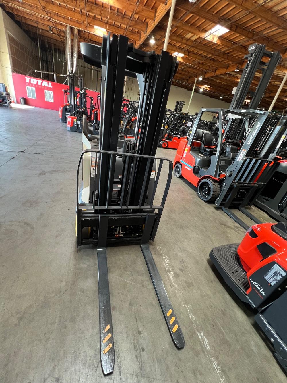 Main Image Crown RC5545-40 Electric Stand Up Counterbalance, photo 4 of 4