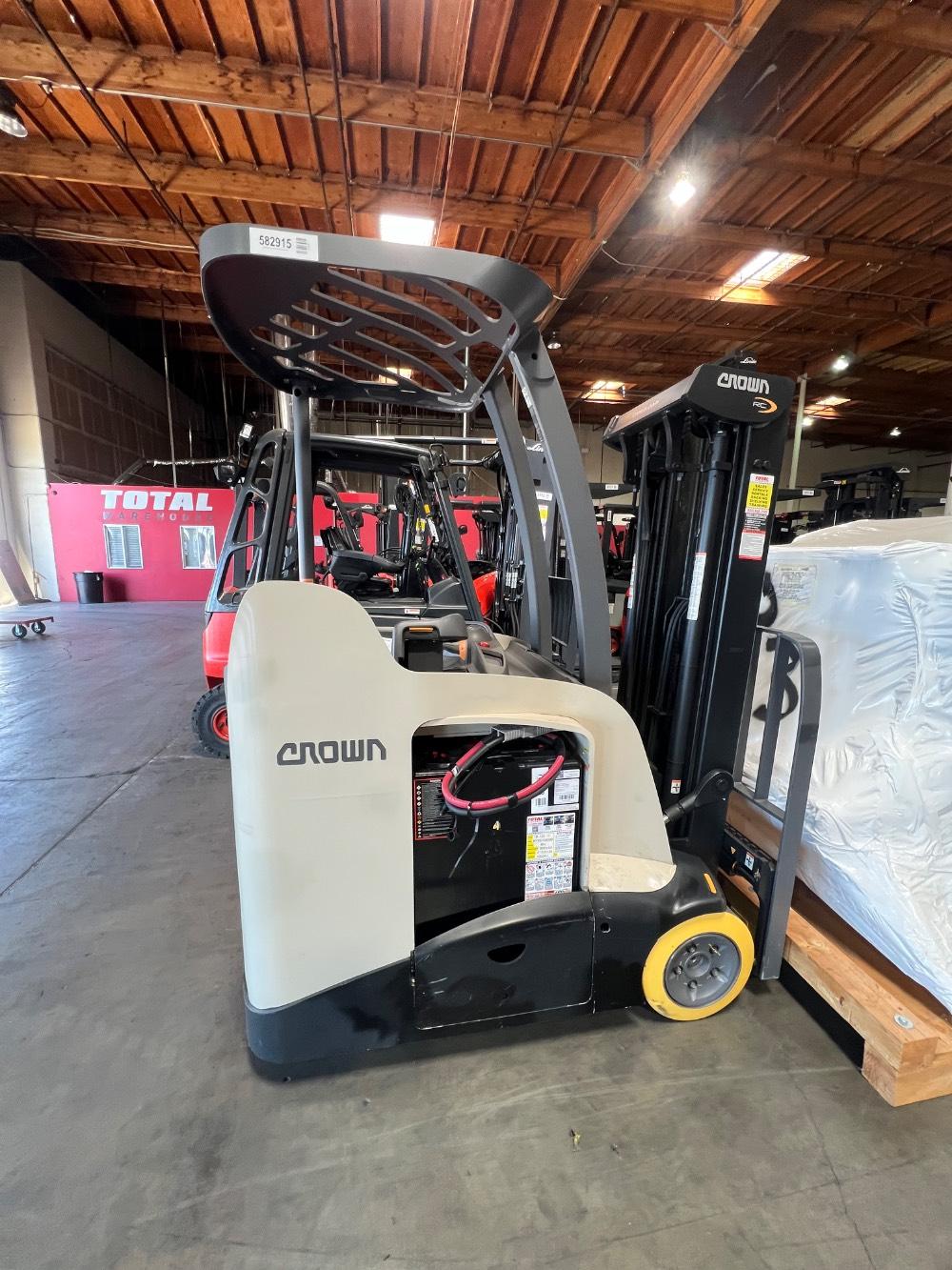 Main Image Crown RC5545-40 Electric Stand Up Counterbalance, photo 2 of 4