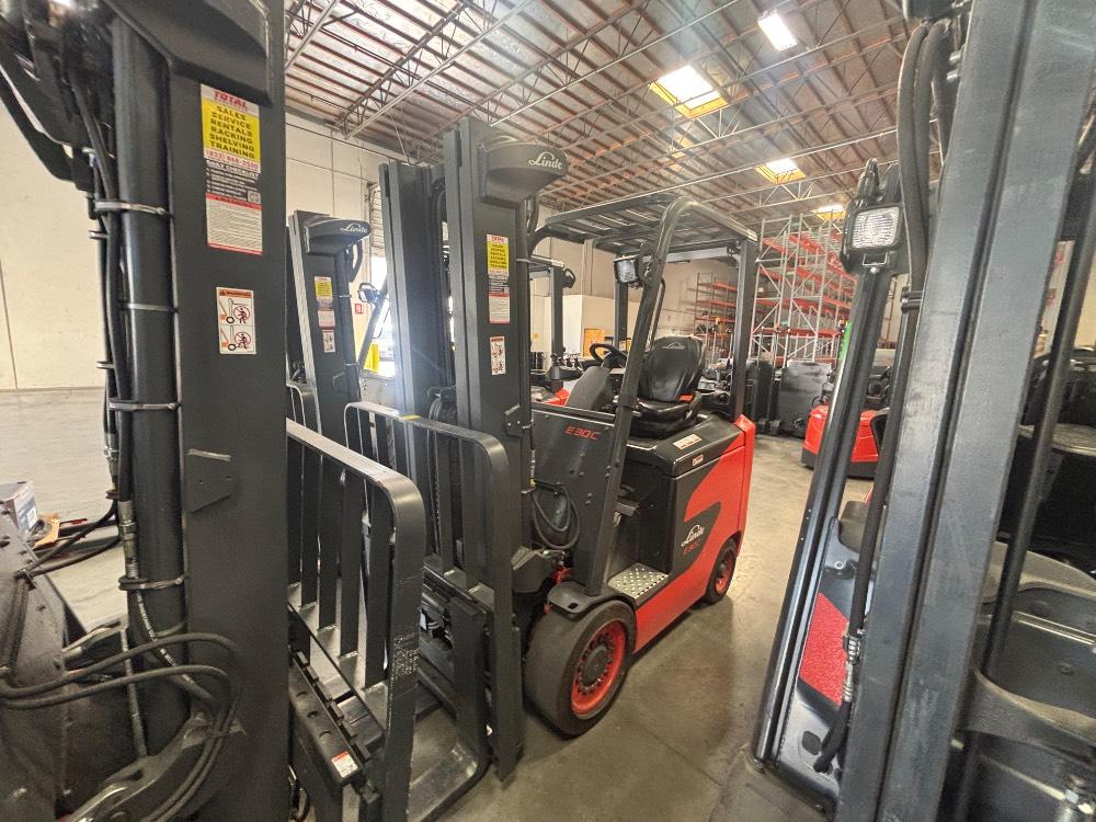 Main Image Linde E30C_1347-FT Electric Sit Down 4 Wheel, photo 2 of 3