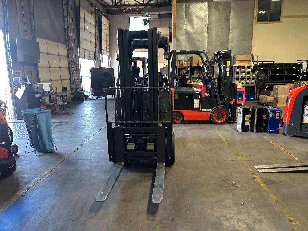 Main Image Linde E30C_1347-FT Electric Sit Down 4 Wheel, photo 4 of 5