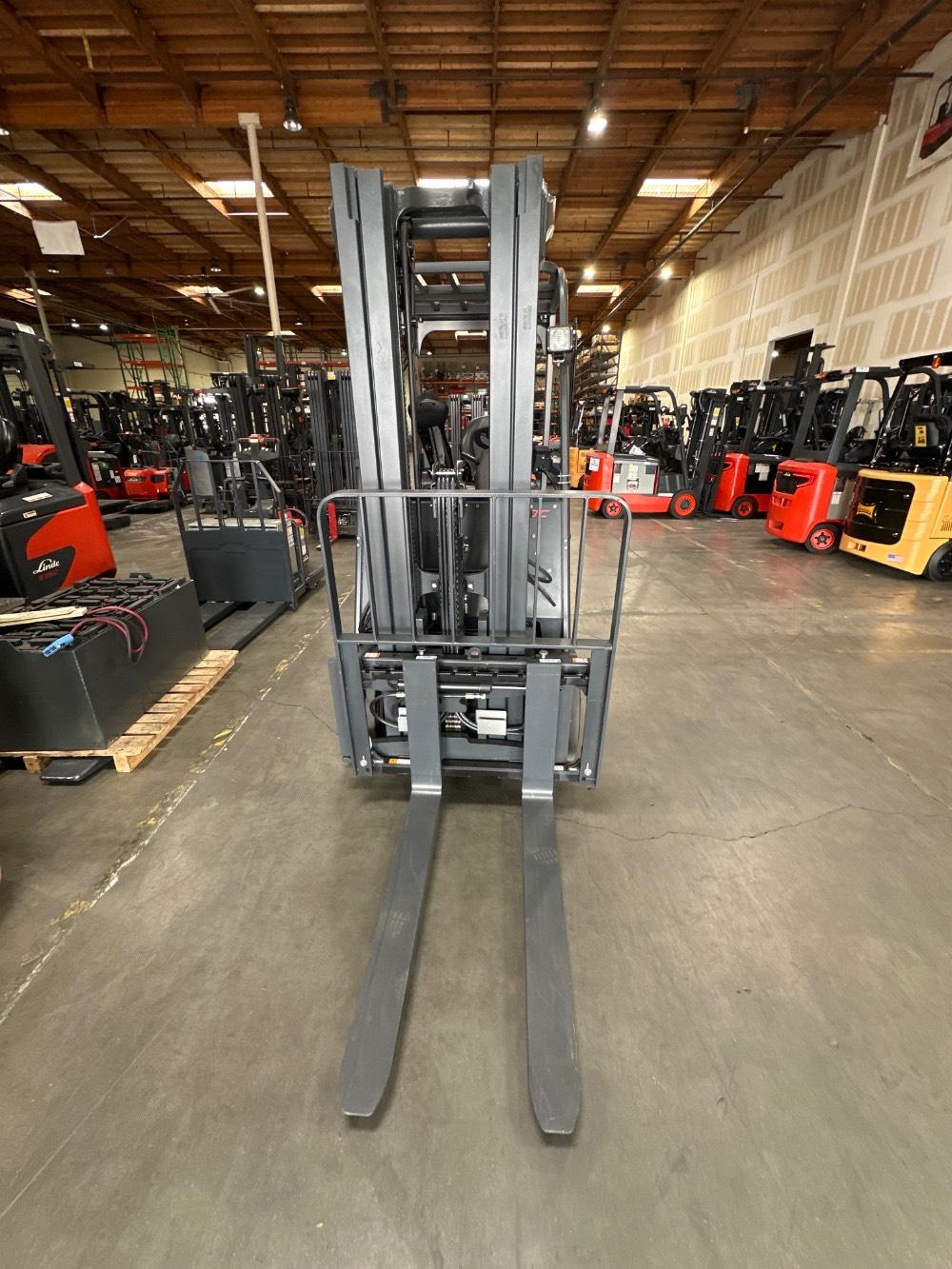 Main Image Linde E30C_1347-FT Electric Sit Down 4 Wheel, photo 3 of 5