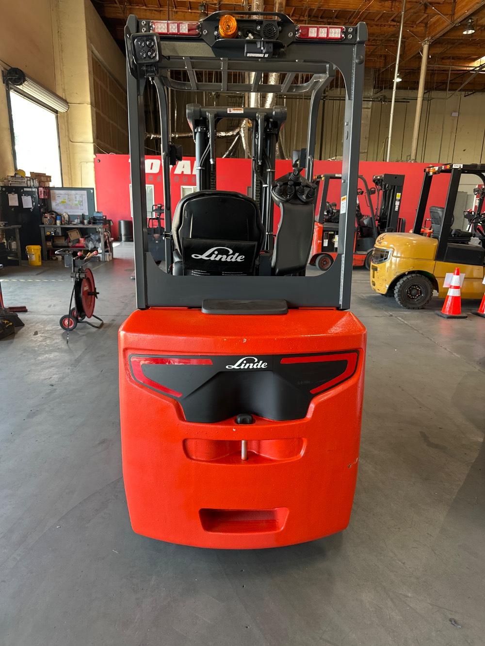 Main Image Linde E30C_1347-FT Electric Sit Down 4 Wheel, photo 3 of 5