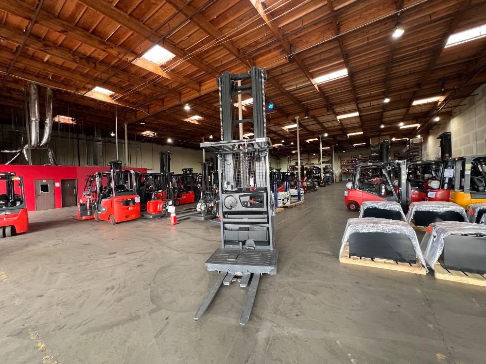 Main Image Linde V15P_1355-WG Electric Order Picker, photo 3 of 5