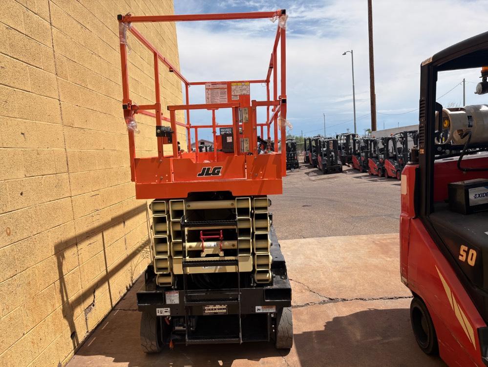 Main Image JLG ES4046 Scissor Lift, photo 2 of 4