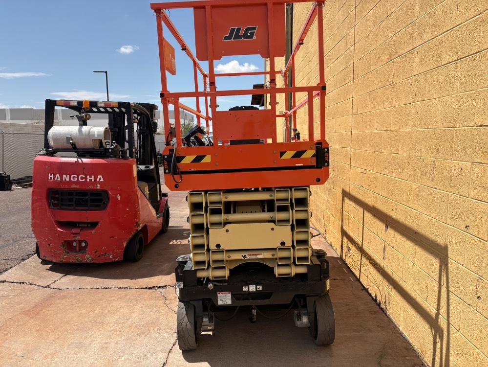 Main Image JLG ES4046 Scissor Lift, photo 3 of 4