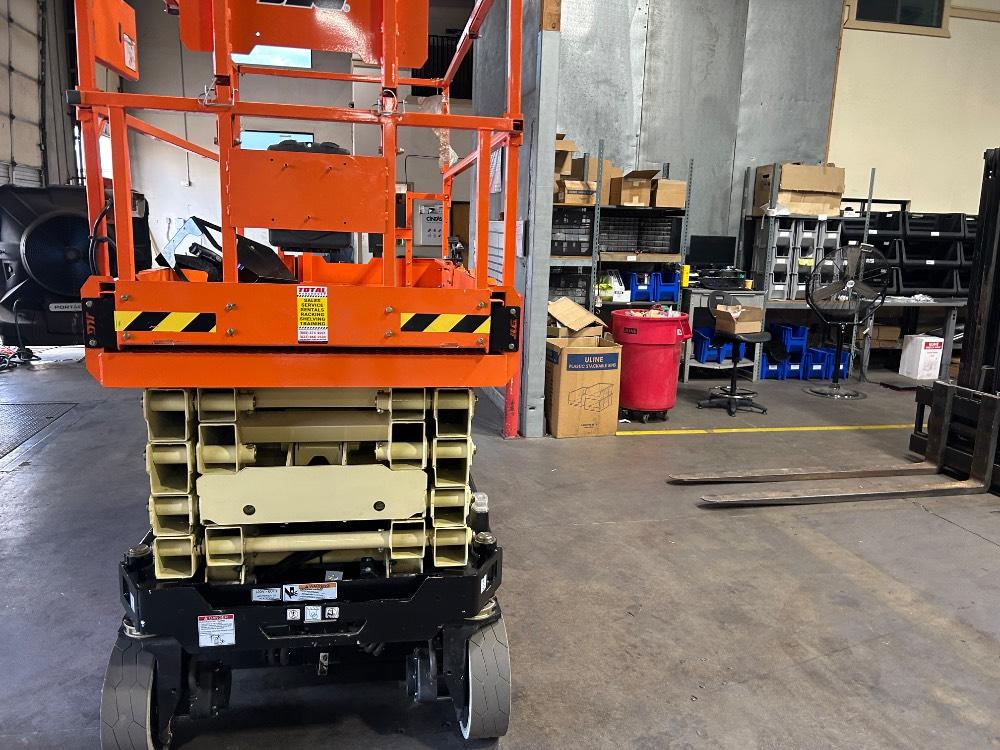 Main Image JLG ES3246 Scissor Lift, photo 2 of 5