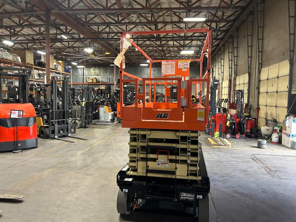 Main Image JLG ES3246 Scissor Lift, photo 3 of 5
