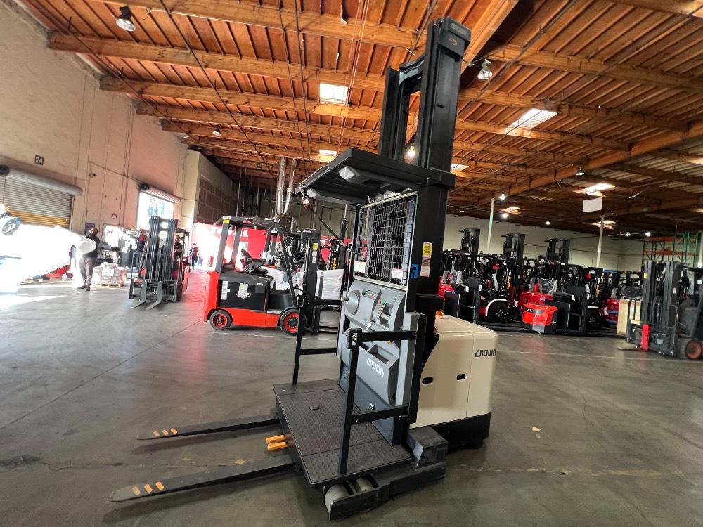 Main Image Crown SP3500 Electric Order Picker, photo 2 of 3
