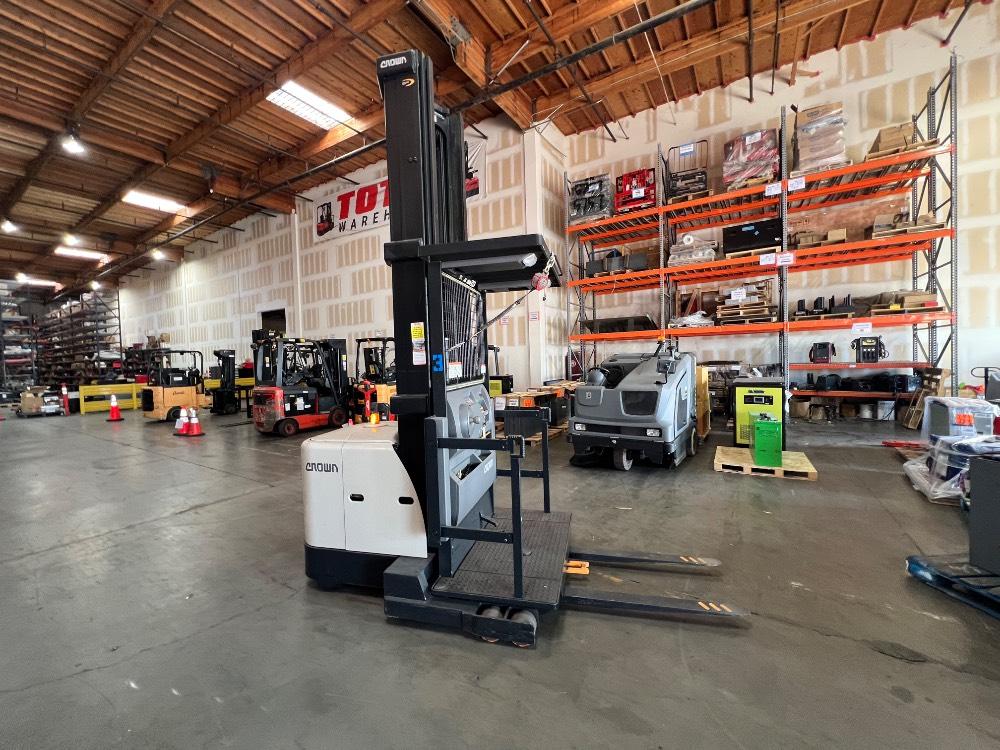 Main Image Crown SP3500 Electric Order Picker, photo 1 of 3