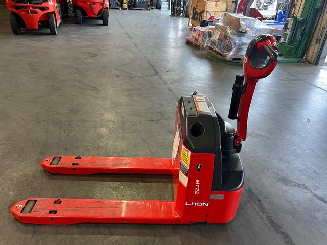LINDE MT22-27X45_8932-10 Electric Pallet Jack (Lithium) forklift, 4400 capacity, 7.75 lift height. Serial AT8932P50171, Year 2025.