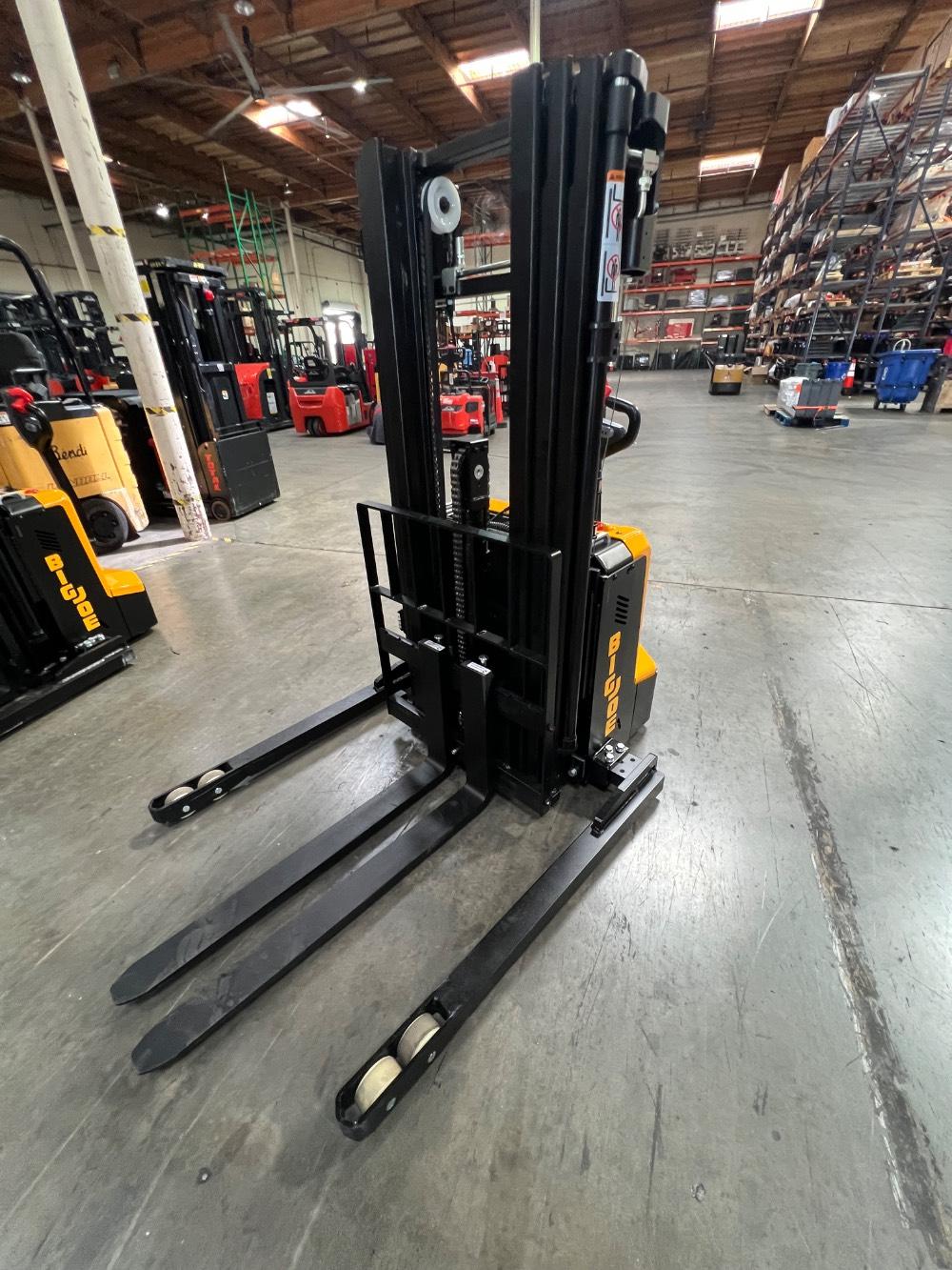Main Image Big Joe WS25-157 Walkie Straddle Stacker, photo 3 of 4